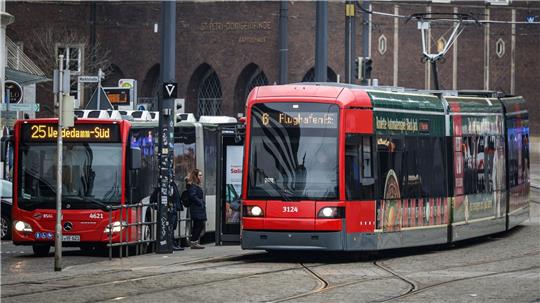 Wer in Bremen zur Arbeit muss, kann wieder mit Bus und Bahn fahren. (Archivbild)