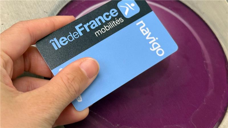 Wer in Paris mit der Metro fahren will, muss seine Fahrkarte entwerten, um auf den Bahnsteig zu gelangen. (Symbolbild)