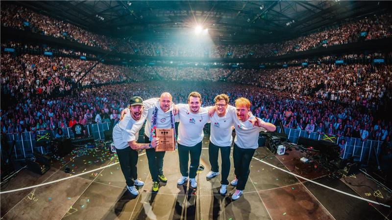Naturschutz mit Discokugel - Fame Forest wächst Wer in der Barclays Arena auftritt, bekommt einen Award und einen Baum im Fame Forest gepflanzt. Zuletzt haben sich die Hamburger Goldkehlchen vor voll besetzten Rängen darüber gefreut. (Archivfoto)