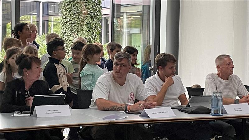 Goslars Grundschüler fragen, Politiker und Verwalter antworten Wer ist als Nächstes dran? Der Nachwuchs ist beim Fragen in Warteposition.