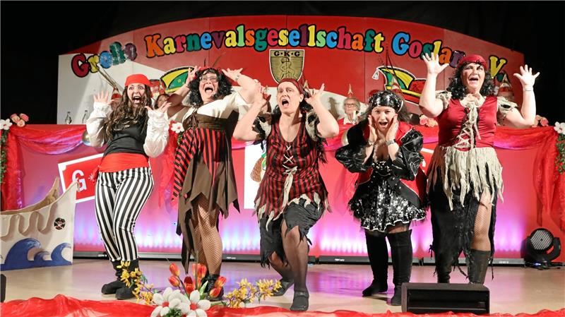 Karneval in Goslar: Session mit Zauberern und Zombies Wer ist denn hier die „Pirate Queen“? Die räuberischen Frauen geben alles, und die vierstündige Session der Großen Karnevalsgesellschaft nimmt Fahrt auf. Fotos: Frank Neuendorf