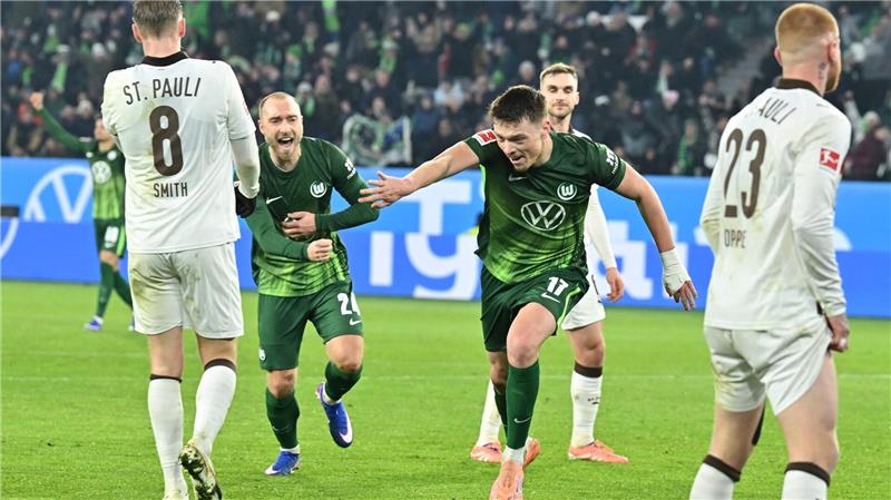 Wer jubelt am Ende? Der FC St. Pauli, der VfL Wolfsburg oder doch noch der 1. FC Heidenheim? (Archivbild)