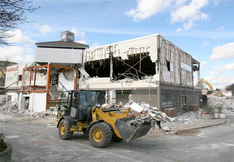 Letzter Tag zum Einkaufen: In Goslar schließt der Edeka-Plöger Den alten Harzkauf zieren viele Löcher. Vorn fährt eine Raupe.