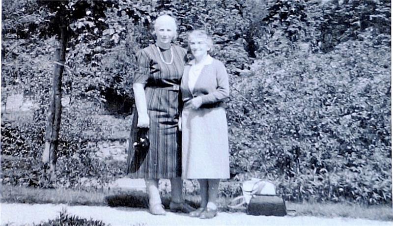 Spurensuche: Wer kennt die Frau neben Lucie Lebach? Wer kennt die Person links im Bild, die hier neben Lucie Lebach in Goslar fotografiert wurde? Foto: Privat