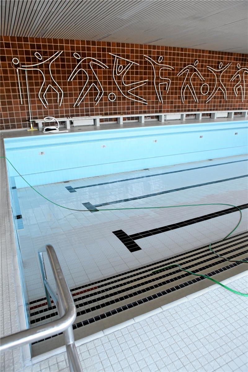 Mehrzweckhalle in Oker: Sanierung für fast zehn Millionen Euro Wer kennt noch das alte Lehrschwimmbecken (Bild links)? In einer irgendwann sanierten Okeraner Mehrzweckhalle hat es jedenfalls keinen Platz mehr. Foto: GZ-Archiv