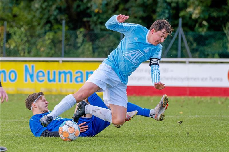 Wer kommt am Sonntag ins Straucheln? Henrik Melzian (r.) und der FC Othfresen wollen Revanche für die 1:3-Hinspielniederlage bei der FG Vienenburg/Wiedelah, hier Dariusz Makowski. Foto: Drechsler