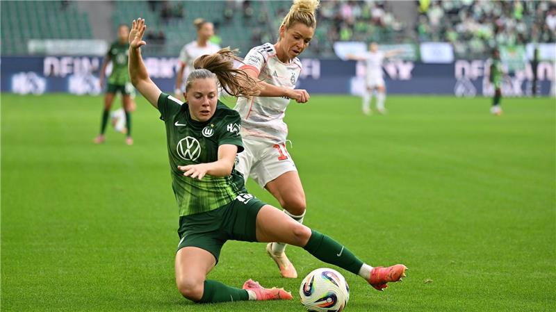 Wer macht es diesmal? Linda Dallmann (r) ist mit dem FC Bayern gegen Wolfsburg favorisiert. (Archivbild)