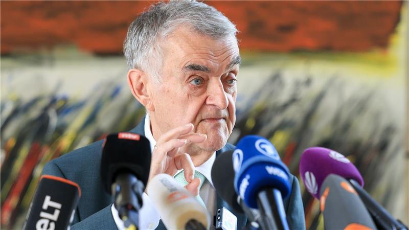 „Wer mit Waffen, Drogen, Gewalt und Einschüchterung sein Geld verdient, muss jederzeit damit rechnen, dass die Polizei morgens im Schlafzimmer steht. Nicht als Gast, sondern mit Durchsuchungsbeschluss“, sagte NRW-Innenminister Herbert Reul (CDU).