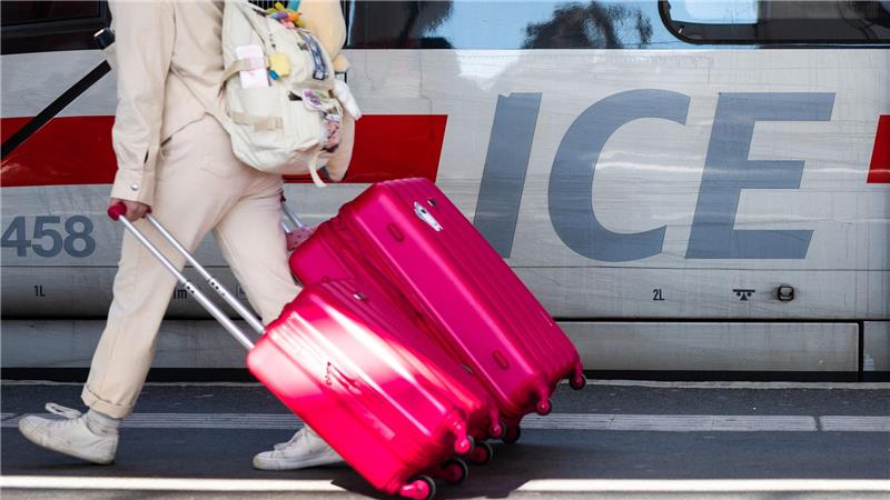 Ein Ticket für die ganze Fahrt – EU will einfache Zugreisen Wer mit dem Zug verreist, soll nach den Plänen der EU-Kommission auch bei Fahrten unterschiedlicher Unternehmen bei Ausfällen gut geschützt sein. (Symbolbild)