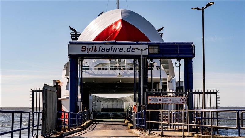 Wer mit der Fähre von und nach Sylt fahren möchte, muss aktuell mehr für ein Ticket zahlen. (Archivbild)