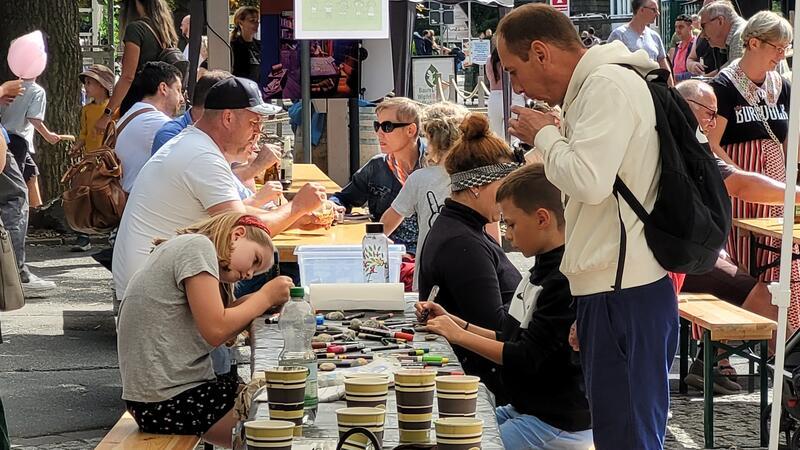 Wer möchte, kann beim Mittelalterfest auch Harzsteine bemalen.