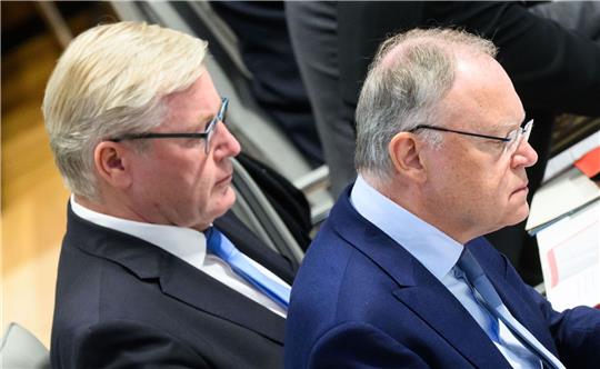 Wer regiert künftig Niedersachsen: CDU-Spitzenkandidat Bernd Althusmann (l) oder Ministerpräsident Stephan Weil von der SPD?