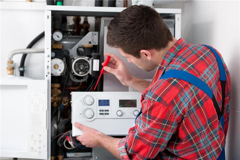 Die Heizung warten – und sparen Wer seine Heizungsanlage perfekt einstellen lässt, der heizt effektiver und kann am Ende viel Geld sparen. Foto: Raths/Shutterstock