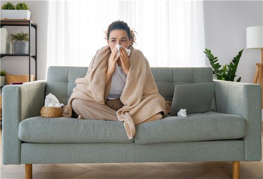 Wer seine Medikamente vom Sofa aus bei einer Online-Apotheke bestellt, muss mitunter ein paar Tage auf die Lieferung warten. Foto: iStock