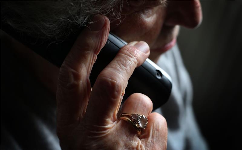 Telefonbetrug: Wenn die Polizei Bargeld verlangt Wer selbst einen Anruf erhält, in dem die Polizei Bargeld verlangt, sollte gleich auflegen und den Notruf wählen.