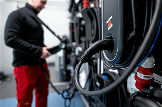 Wer sich eine Wallbox für sein E-Auto kaufen will, sollte sich vor der Anschaffung gut informieren. Foto: Fabian Strauch dpa