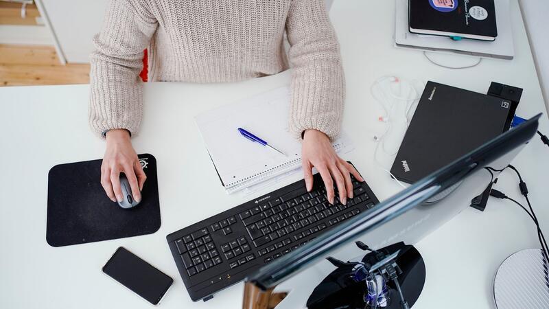 8 Tipps für einen achtsamen Umgang mit dem Smartphone Wer sich eine gute Lern- und Arbeitsumgebung schaffen möchte, sollte das Handy in einen anderen Raum legen.