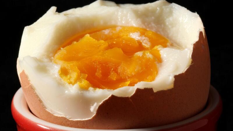 Wer sich in den Bergen ein Frühstücksei kocht, muss es länger kochen lassen.