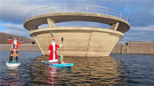 Wer steht da bloß auf dem Board? Zwei Weihnachsmänner paddeln auf der Innerstetalsperre.