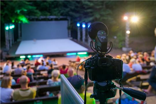 Wer steht in Benneckenstein 2023 auf der Bühne? Das Theaternatur-Festival in Benneckenstein sucht im Rahmen des Projekts „Horizonte entdecken“ Menschen aus dem Ort und der Region, die Teil der Programm-Jury werden wollen.  Foto: Frank Drechsler