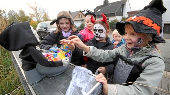 Wer traut sich an die Süßgkeitenschale? Schnappt gleich der Totenkopf zu?