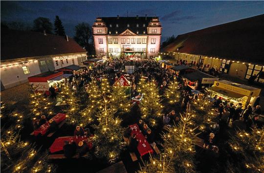 Wer trotz des Lieblingsweihnachtsmarktes daheim mal über den Tellerrand blickt, staunt, was die Region so alles bietet, zum Beispiel den beliebten Adventstreff vor und in Schloss Salder – dieses Jahr am 10. und 11. Dezember. Foto: Stadt Salzgitter