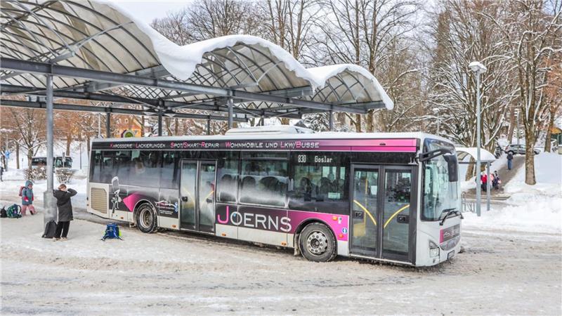 Ein Bus fährt von der Bushaltestelle Alter Bahnhof ab.