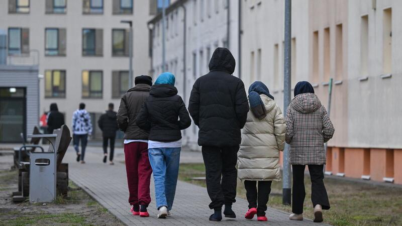 Wer von der Bundespolizei kontrolliert wird und sich als Asylsuchender zu erkennen gibt, kommt in der Regel zunächst in eine Erstaufnahmeeinrichtung. (Archivbild)