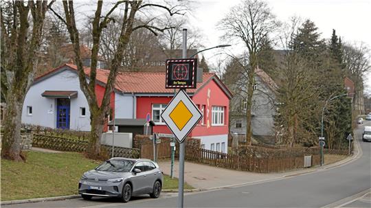 Wer vormittags in der Marktstraße schneller als 30 fährt, den erwartet momentan nur ein wütender Smiley. Bald wird dort geblitzt. Foto: Neuendorf