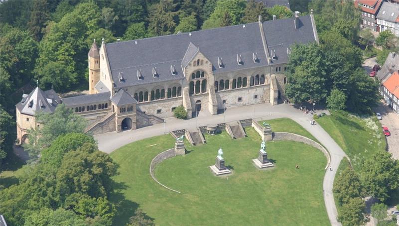 Wer weiß schon, wo es später einmal lang geht? Die Luftaufnahme zeigt den aktuellen Asphalt-Weg im nördlichen Pfalz-Bereich.