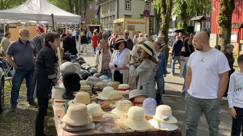 Bergbauernmarkt: Die Grüne Meile in Zellerfeld hat wieder Saison Wer will, kann sich auf dem Markt auch für den Sommer ausstatten.