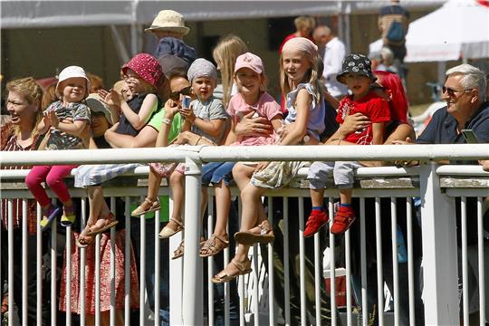 Wer zur Rennwoche möchte, kann sich ab Samstag Tickets zu vergünstigten Preisen sichern. Kinder unter 14 Jahren sind allerdings ohnehin vom Eintritt befreit und können kostenlos aufs Gelände. Archivfoto: Epping