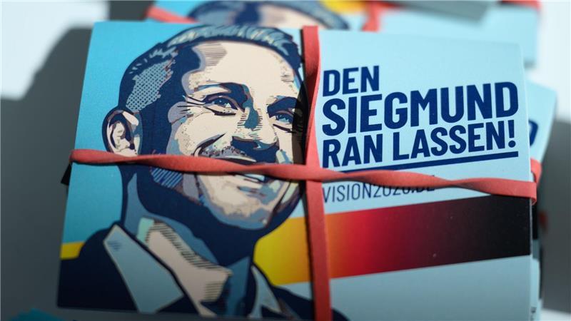 Werbematerial mit AfD-Spitzenkandidat Ulrich Siegmund ist reichlich vorhanden. (Archivbild)