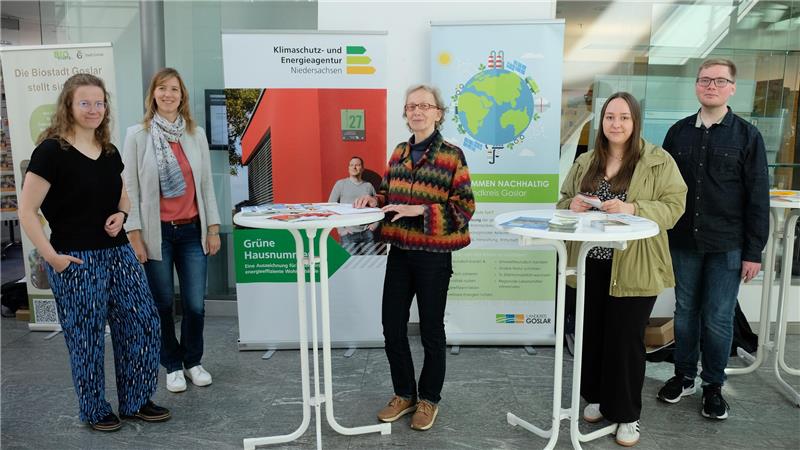 Energieeffiziente Häuser: Landkreis Goslar ruft zu Teilnahme auf Werben für die „Grüne Hausnummer“ (v. l.): Marie Scholz (Klimaschutzmanagerin Bad Harzburg), Elisa Nestmann (Klimaschutzmanagerin Landkreis Goslar), Cornelia Grote-Bichoel (Energie- und Ressourcen Agentur Goslar), Anna Scherschmidt (Umweltschutzbeauftragte Stadt Goslar) und Frederick Banse (Klimaschutzmanager Braunlage).