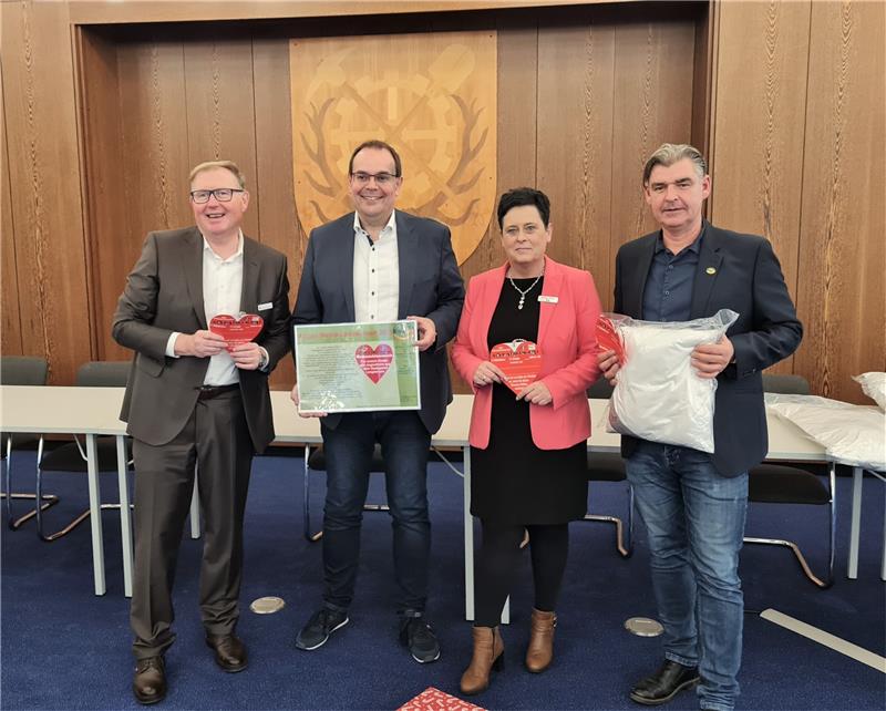 Wunschbäume werden in Langelsheim und Lutter aufgestellt Werben für die Weihnachtswunsch-Aktion: (v.l.) Manfred Pawlik (Braunschweigische Landessparkasse), Langelsheims Bürgermeister Ingo Henze, Simone Anders von der Volksbank in Langelsheim und Stadtjugendpfleger Jens Fiebig. Foto: Privat
