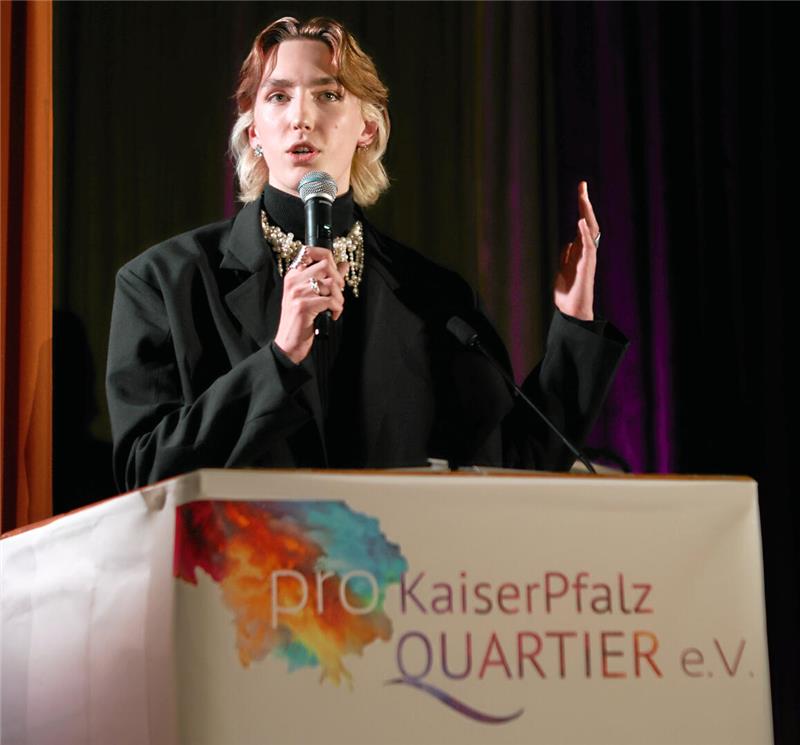 Werben fürs Pfalzquartier: Filip Sandte spricht als Goslarer Kultur-Bufdi im März des Vorjahres bei einer Veranstaltung im „Lindenhof“.