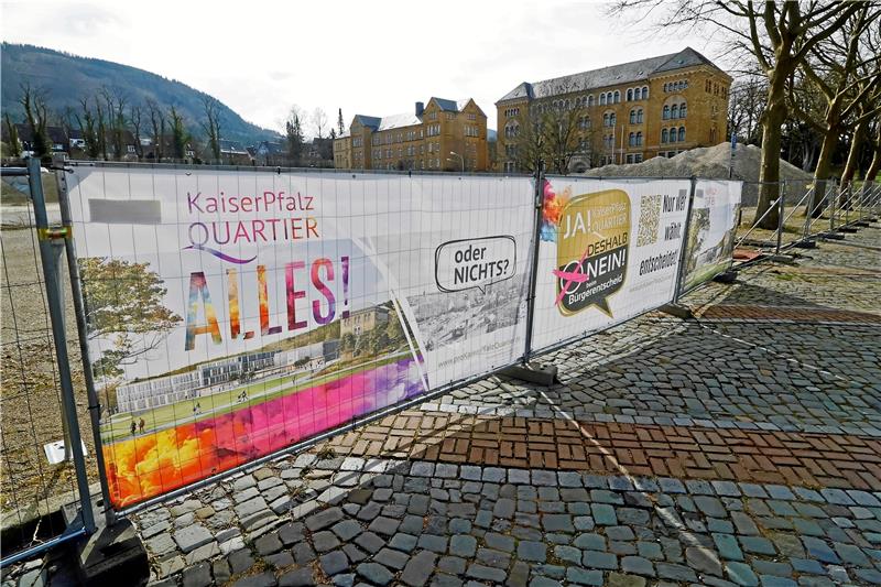 Goslarer Pfalzquartier: Positive Signale über Stadtgrenze hinaus Werbeplakate fürs Pfalzquartier zieren den Bauzaun, der nach den Abrissarbeiten den Bereich mit den Erdhaufen abgrenzt. Fotos: Epping