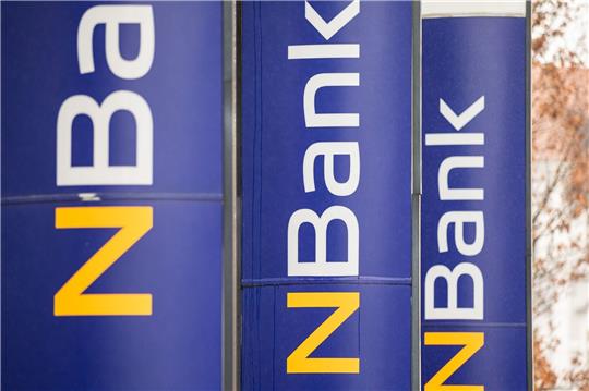 Werbepylonen mit dem NBank-Logo stehen am Sitz der NBank, der Investitions- und Förderbank des Landes Niedersachsen.