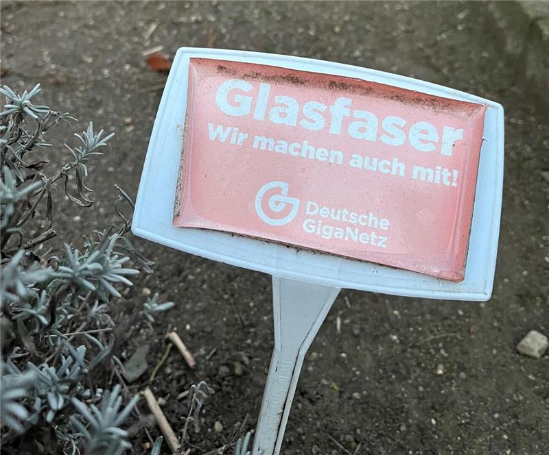 Glasfaser-Pläne im Kreis Goslar stocken: Neue Partnersuche Werbung der Deutschen Giga-Netz in einem Vorgarten in Bad Harzburg.