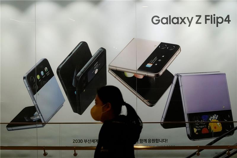 Samsung mit deutlich niedrigerem Betriebsgewinn Werbung für Galaxy-Smartphones von Samsung in Seoul.