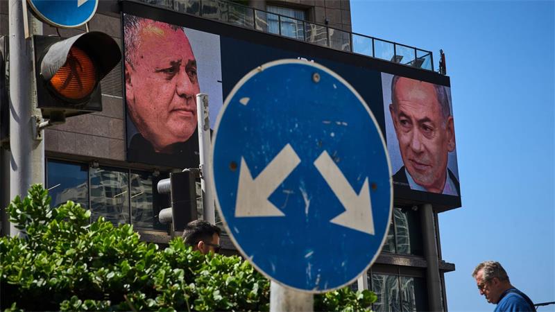 Werbung in Israel, auf der der israelische Ministerpräsident Benjamin Netanjahu (r) und sein wichtigster Rivale bei der Parlamentswahl am 27. Oktober, Gadi Eisenkot, zu sehen ist. (Archivbild)