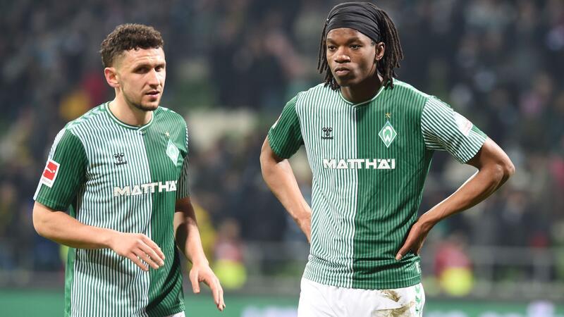 Werder Bremen hat den französischen Mittelfeldspieler Skelly Alvero (r) fest von Olympique Lyon verpflichtet.