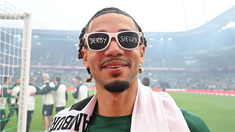 Werder Bremens Justin Njinmah feiert mit einer „Derby-Sieger“-Brille.