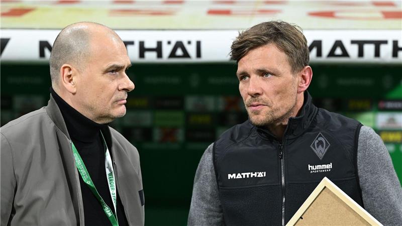 Werder Bremens Vorsitzender der Geschäftsführung, Klaus Filbry (l), und Profifußball-Geschäftsführer Clemens Fritz. (Archivbild)