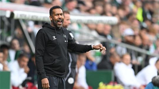 Werder-Coach Daniel Thioune konnte mit der Leistung seines Teams im Testspiel nicht zufrieden sein. (Archivbild)