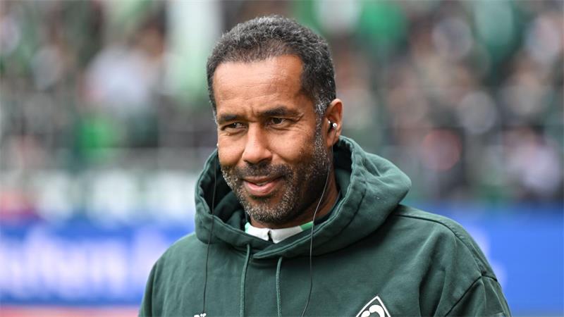 Werder-Coach Daniel Thioune reist mit seinem Team ins Trainingslager. (Archivbild)