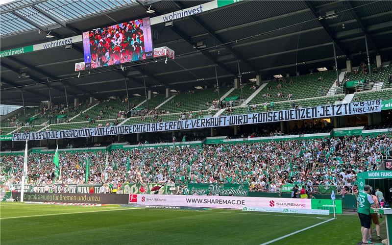 Werder-Fans machen mit einem Banner auf den Polizeieinsatz beim Spiel in Wolfsburg aufmerksam.