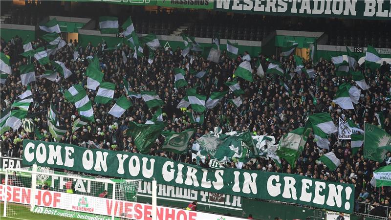Werder gegen HSV: Frauen-Derby findet im Weserstadion statt Werder-Fans unterstützen ihre Frauen-Mannschaft im Weserstadion.