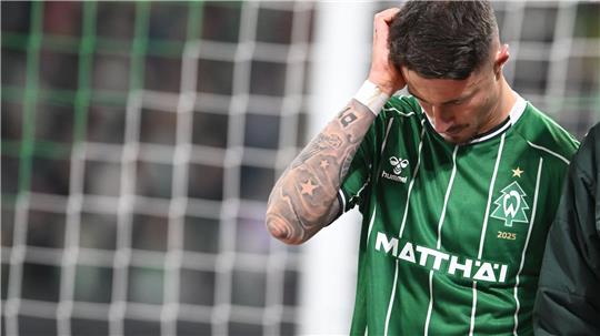 Werder-Kapitän Marco Friedl musste verletzt raus.