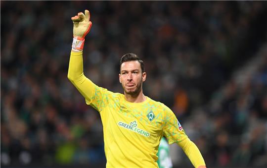 Werder Torwart Jiri Pavlenka gestikuliert im Strafraum.